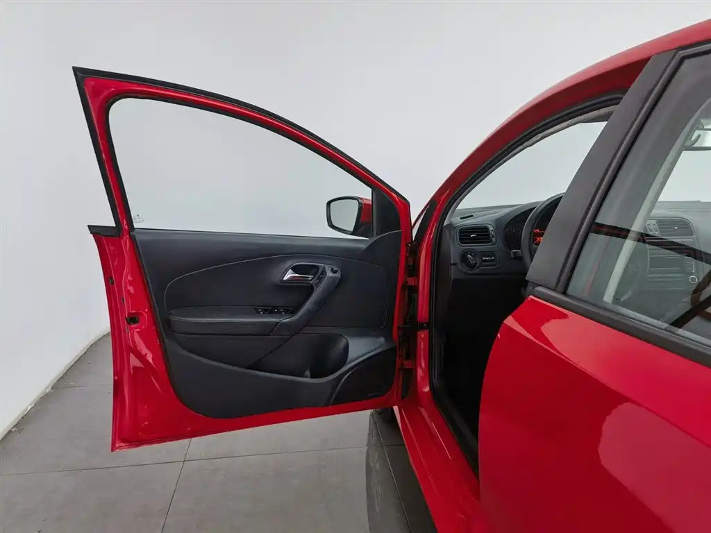 Volkswagen Polo 2013 1.4L Manual Trend Edition фото 8