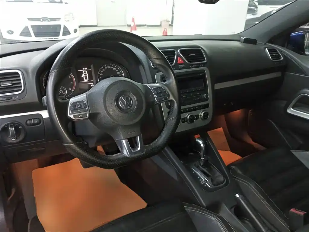 Volkswagen Scirocco 2011 2.0TSI Luxury фото 10