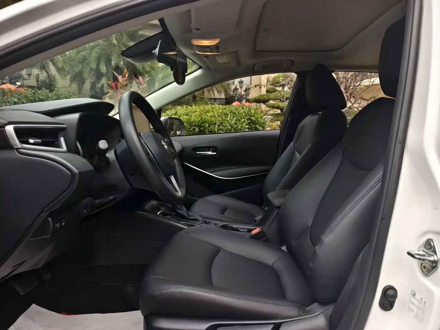 Toyota Corolla 2022 Hybrid 1.8L E-CVT Pioneer Edition фото 9