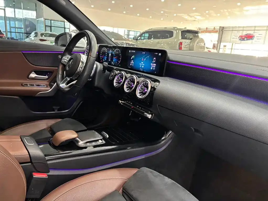 Mercedes-Benz A-Class 2021 A 200 L Sport Sedan Fashion Edition фото 3
