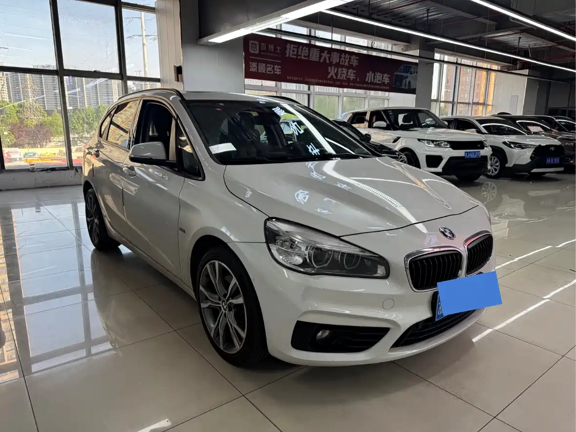 BMW 2 Series Touring 2016 218i Sport Design Package фото 3