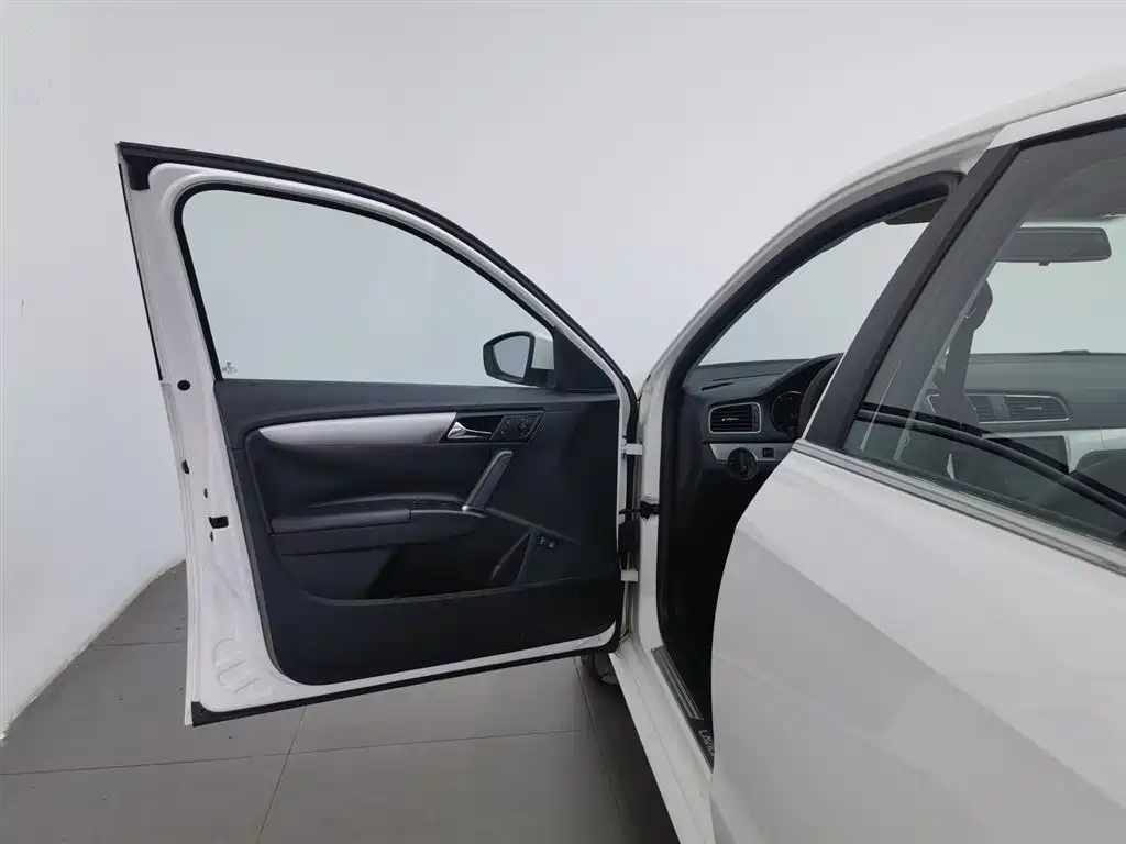 Volkswagen Lavida 2013 Facelift Classic 1.6L Automatic Comfort фото 8