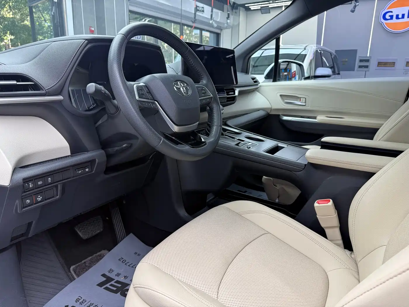 Toyota Sienna 2023 2.5L Hybrid Premium Edition фото 8