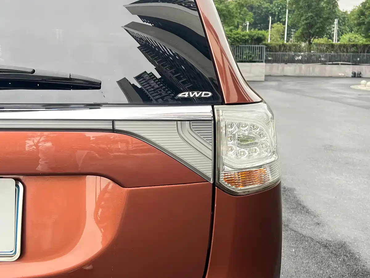Mitsubishi Outlander (Import) 2014 2.4L 4WD Luxury Value Edition 5-seater фото 11