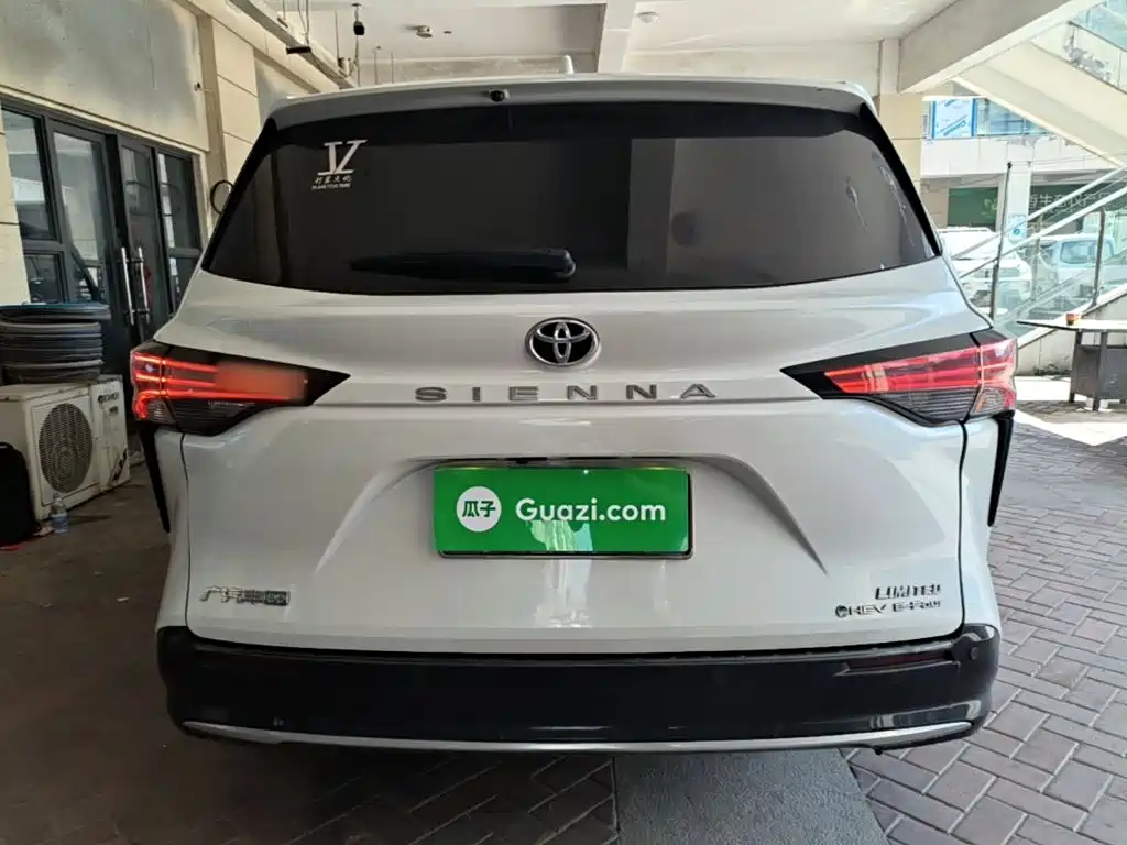 Toyota Sienna 2025 2024 2.5L Hybrid 4WD Premium Edition
