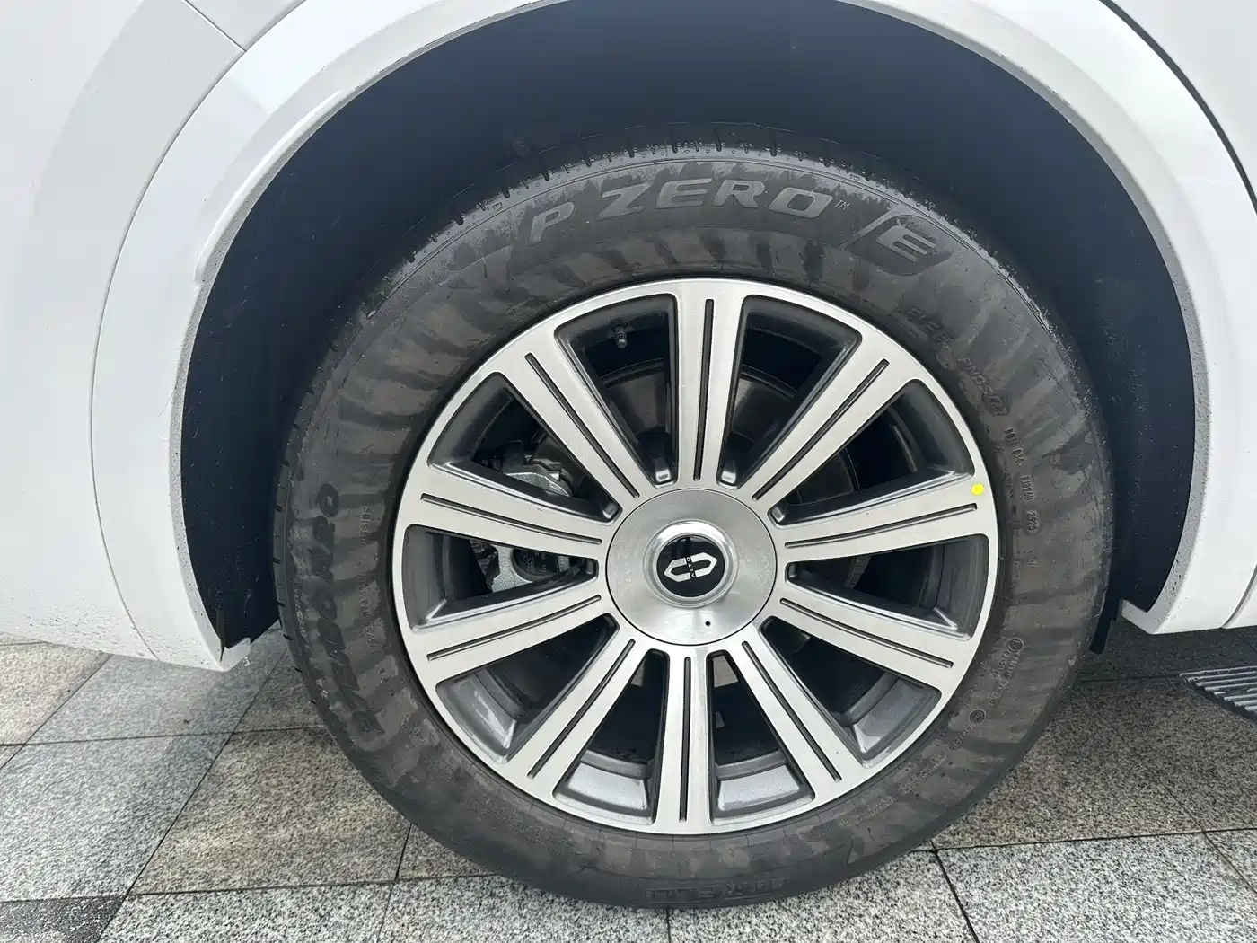 AITO Wenjie AITO M8 2025 Range Extender Max+ Edition 53.4kWh 5-seater фото 9