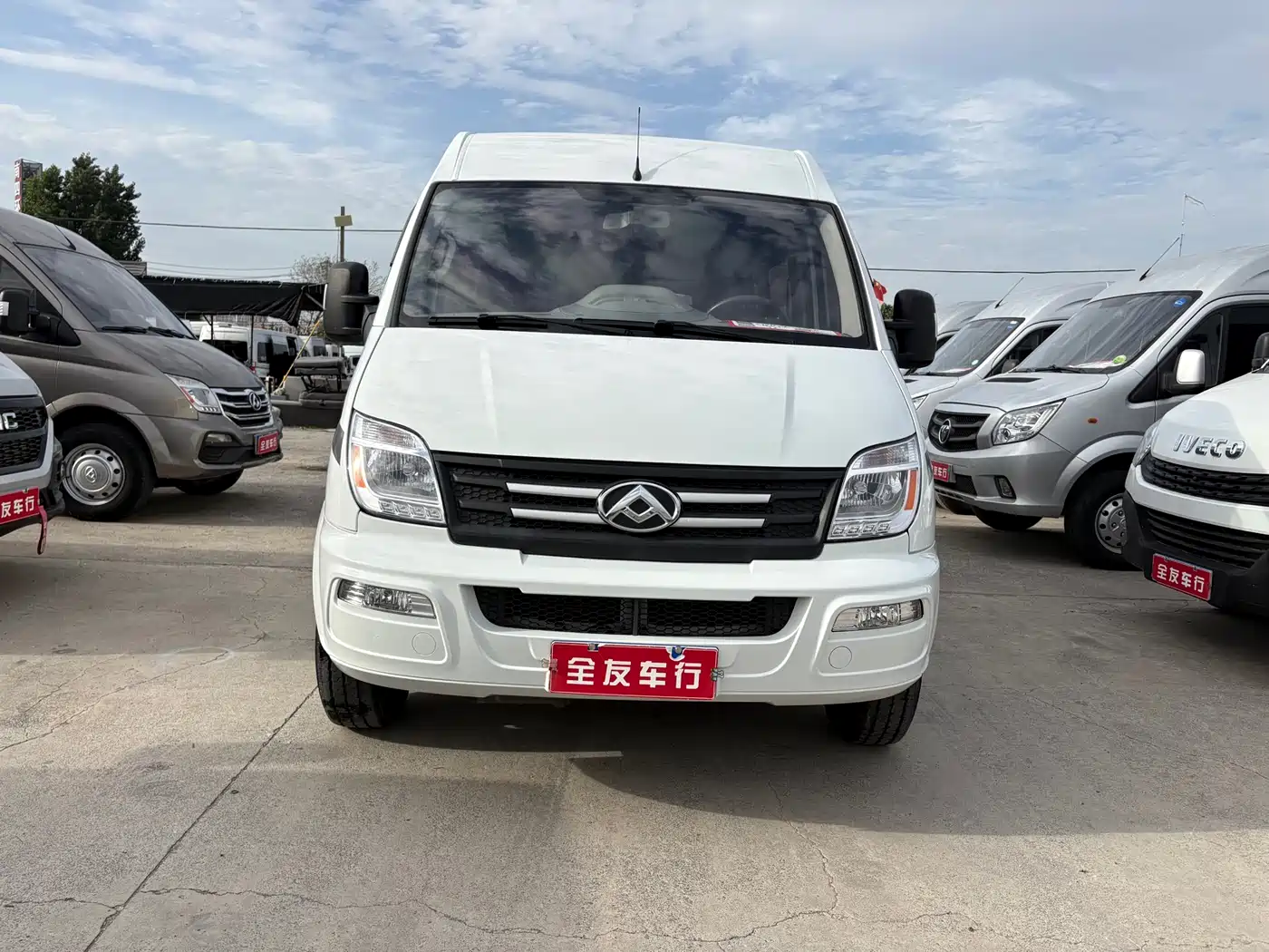 SAIC Maxus Xintu V80 2021 2.0T Manual Classic Aoyuntong Long Wheelbase Medium Roof 6/7/8/9-Seater фото 2