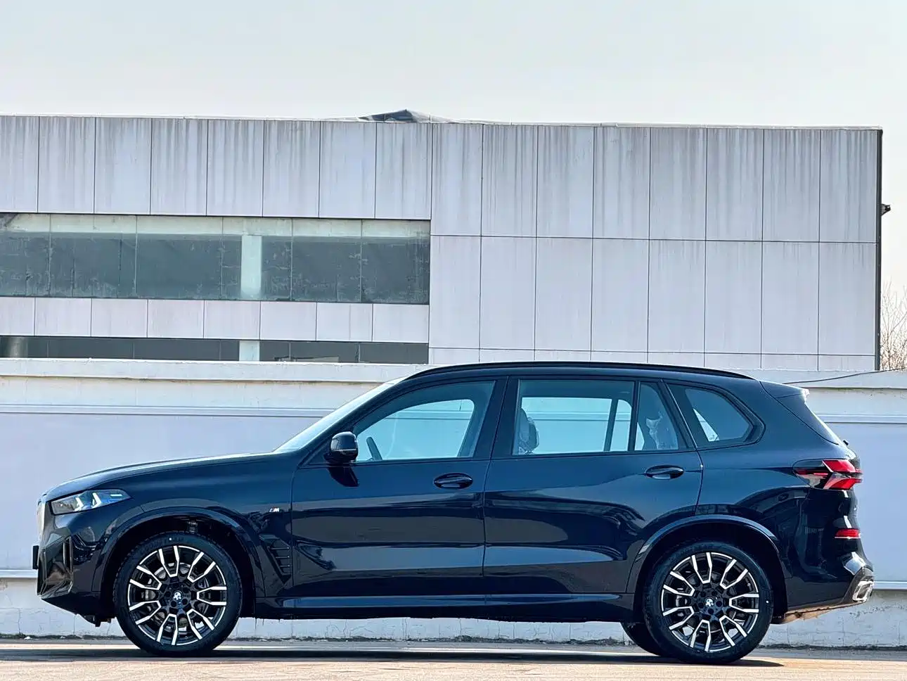 BMW X5 2025 Model xDrive 40Li M Sport Blackout Package фото 3
