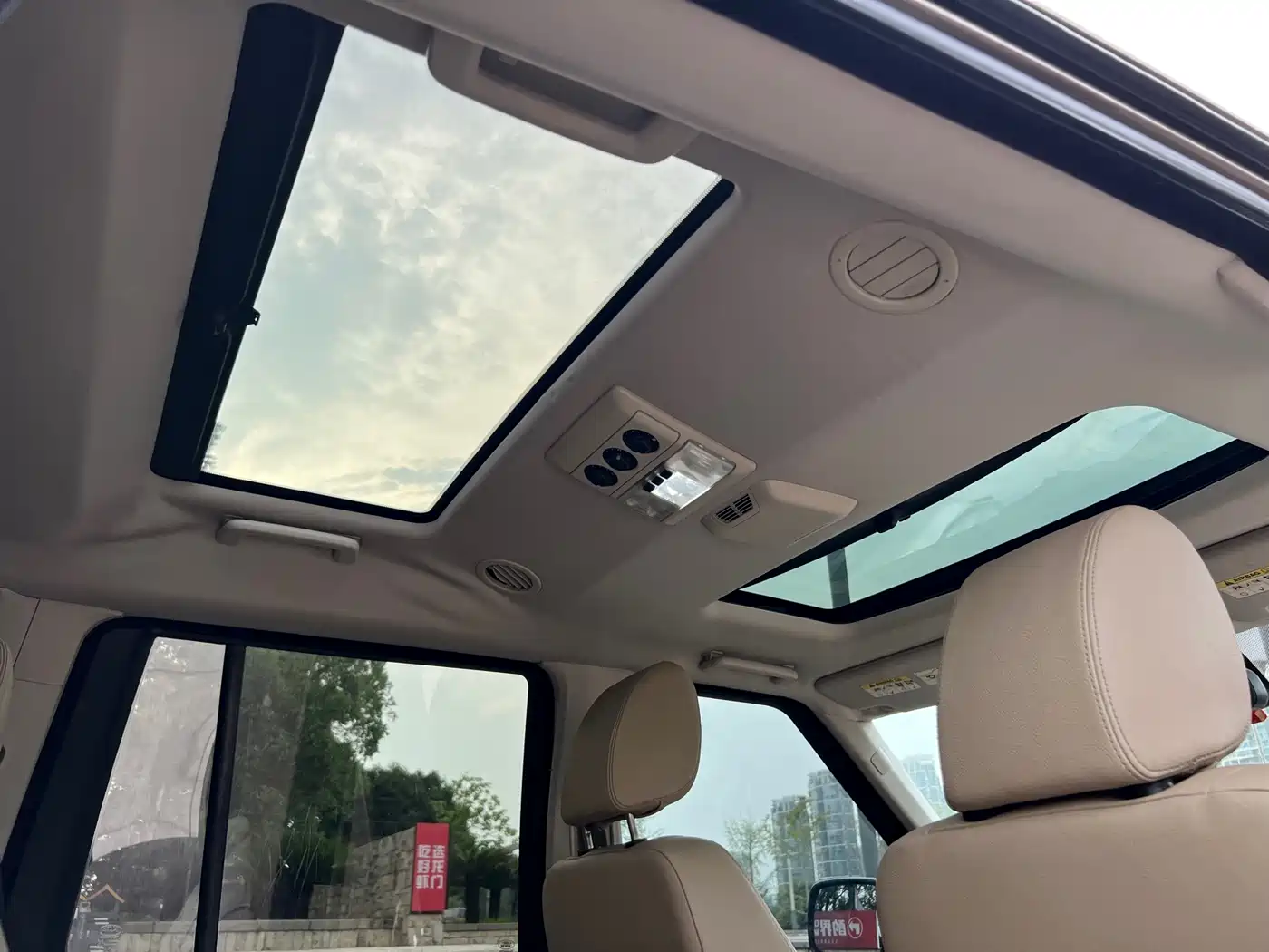 Land Rover Discovery 2010 4.0 V6 HSE Petrol фото 9