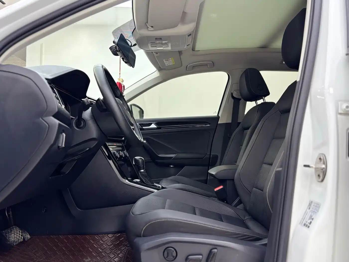 VOLKSWAGEN T ROC EXPLORING SONGS