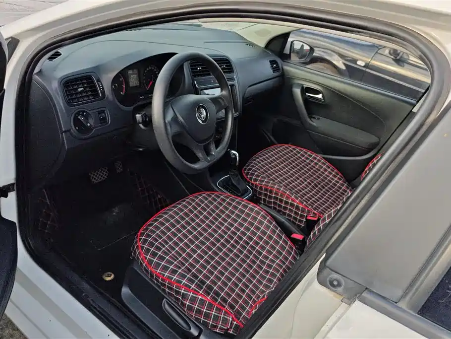 Volkswagen Polo 2016 1.4L Automatic Trend фото 9