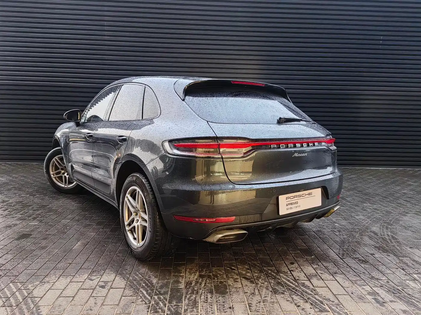 PORSCHE MACAN