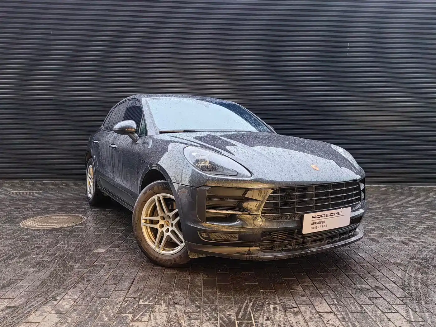 PORSCHE MACAN