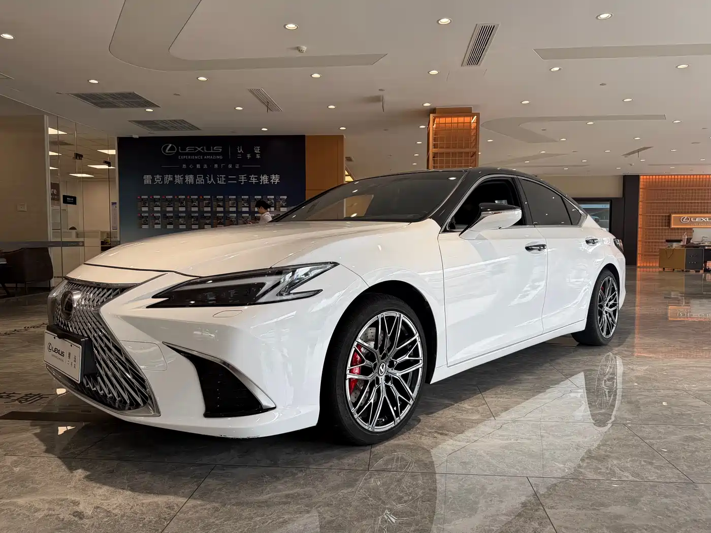 Lexus ES 2025 300h Ultimate Edition