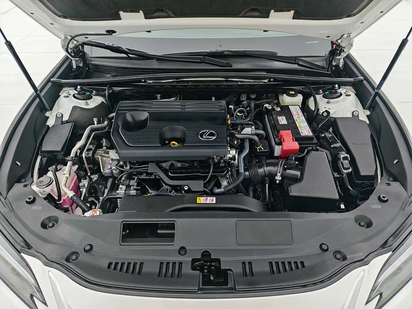 Lexus ES 2025 200 Ultimate Edition фото 9