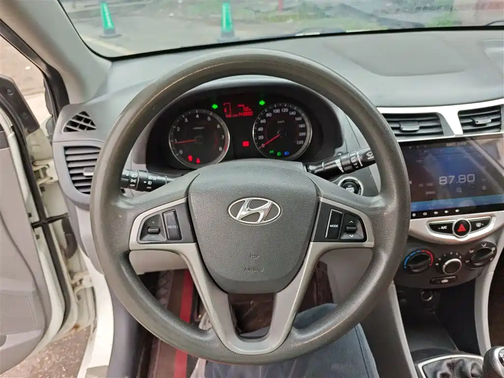 Hyundai Verna 2014 1.4L Manual Top TOP фото 11