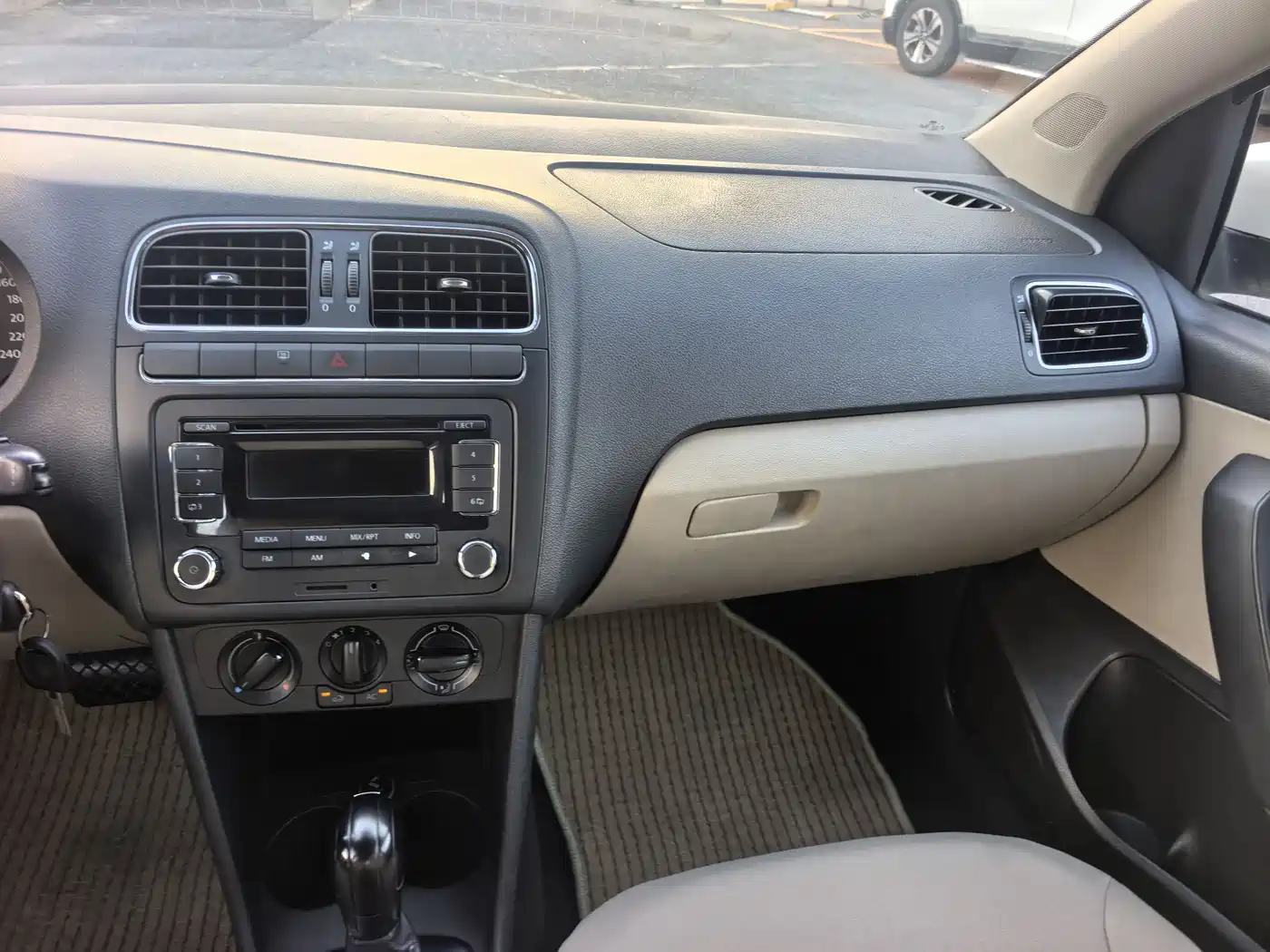 Volkswagen Polo 2013 1.6L Automatic Comfort Edition фото 14