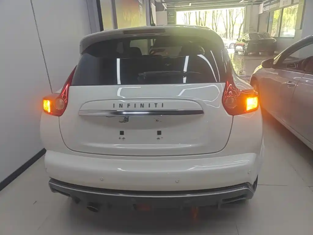 Infiniti ESQ 2017 2014 1.6L Free Edition