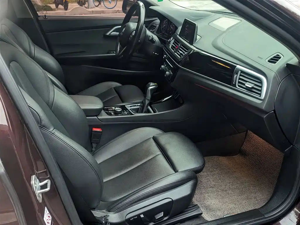BMW 1 Series 2018 118i Sport Edition фото 18