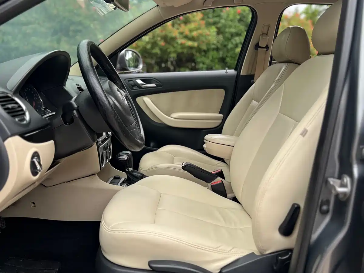 Volkswagen Lavida 2011 1.6L Automatic Pinya Edition фото 4
