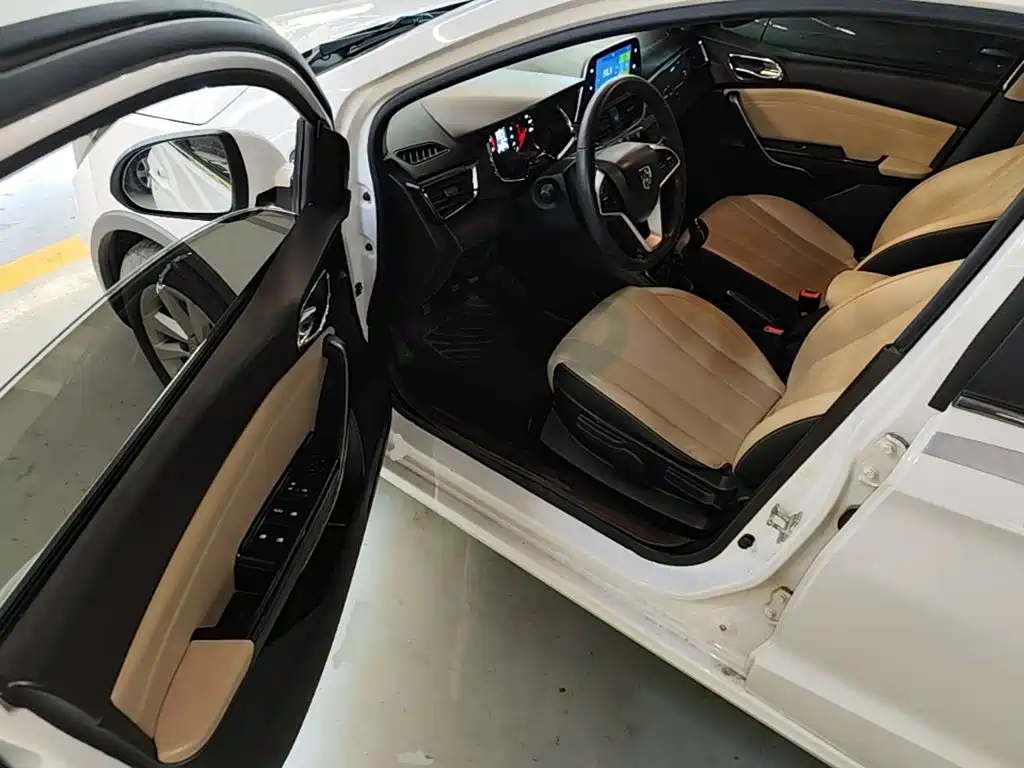Baojun 310W 2017 2017 1.5L Manual Fashion Edition (China V)