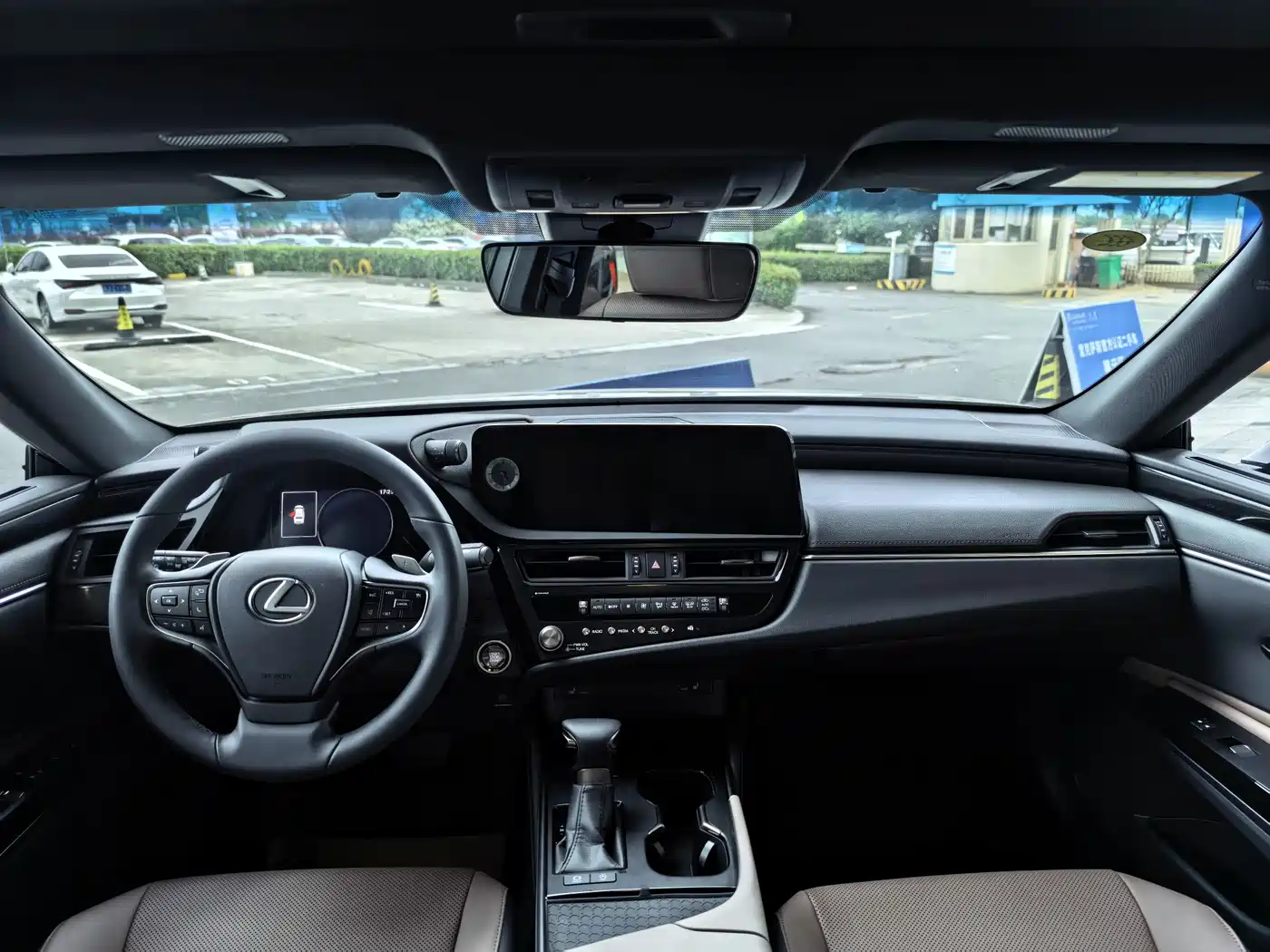 Lexus ES 2023 200 Excellence Edition фото 5