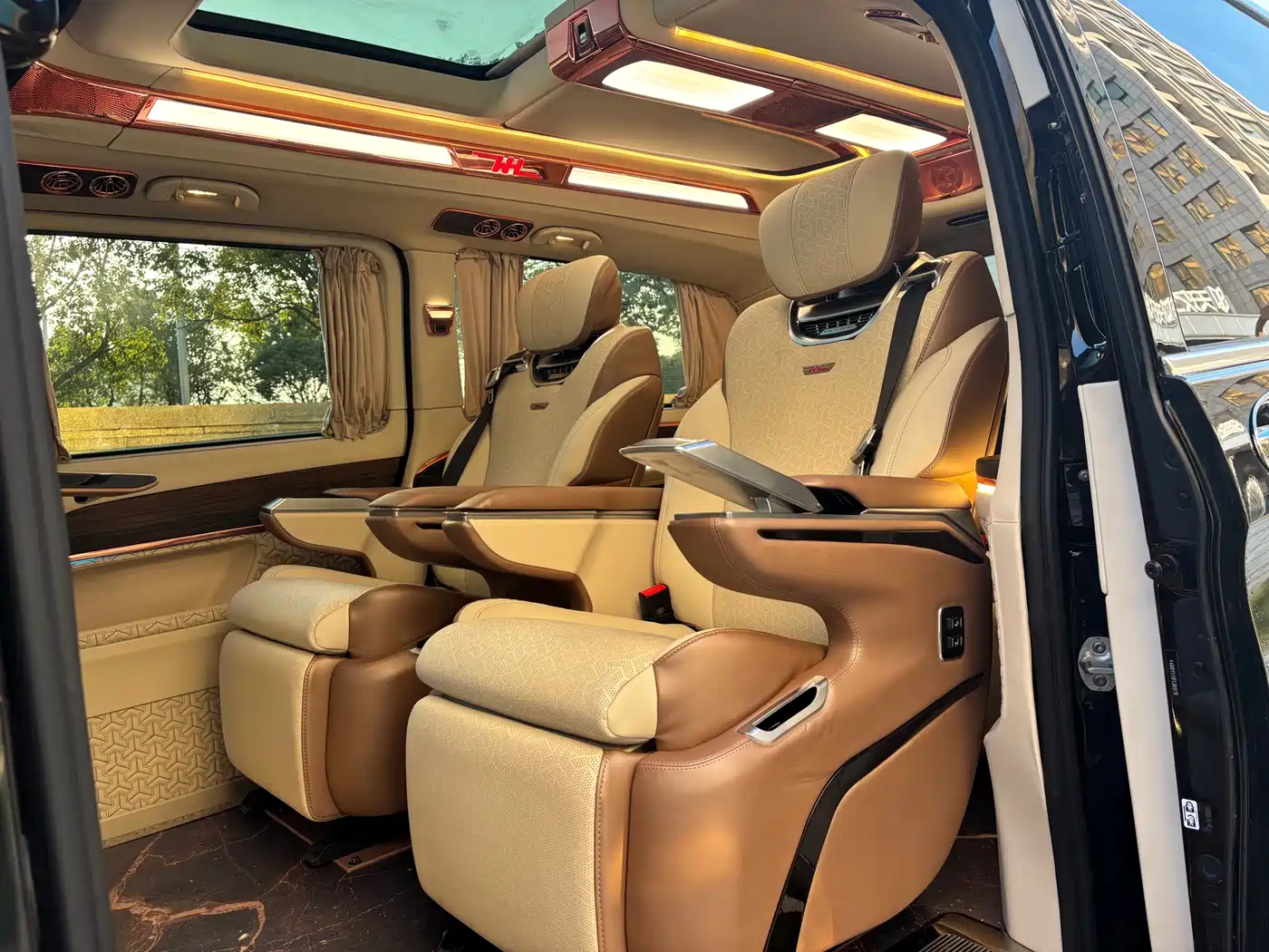 Mercedes-Benz V-Class 2021 V 260 L Long Wheelbase Premium Edition фото 10