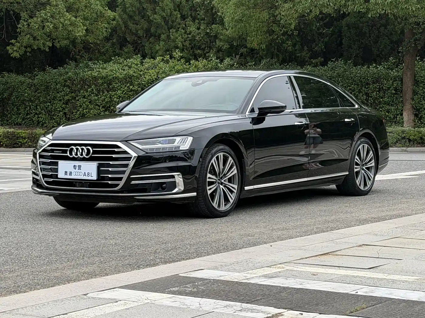 Фото 1 - Audi A8