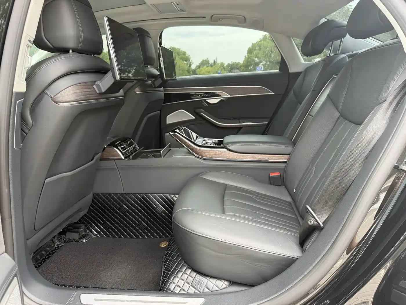 Фото 10 - Audi A8