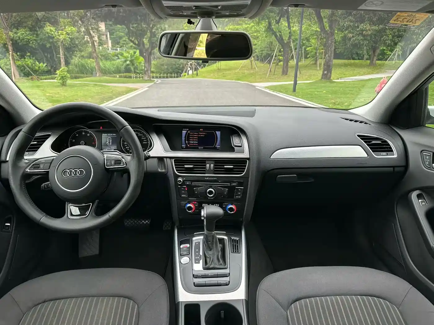 Photo 5 - Audi A4L