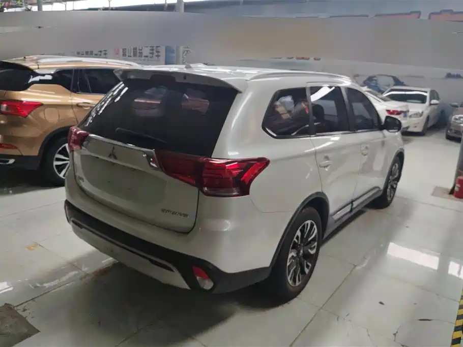 Mitsubishi Outlander 2019 2.0L 2WD Enjoy 5-Seater China VI фото 3