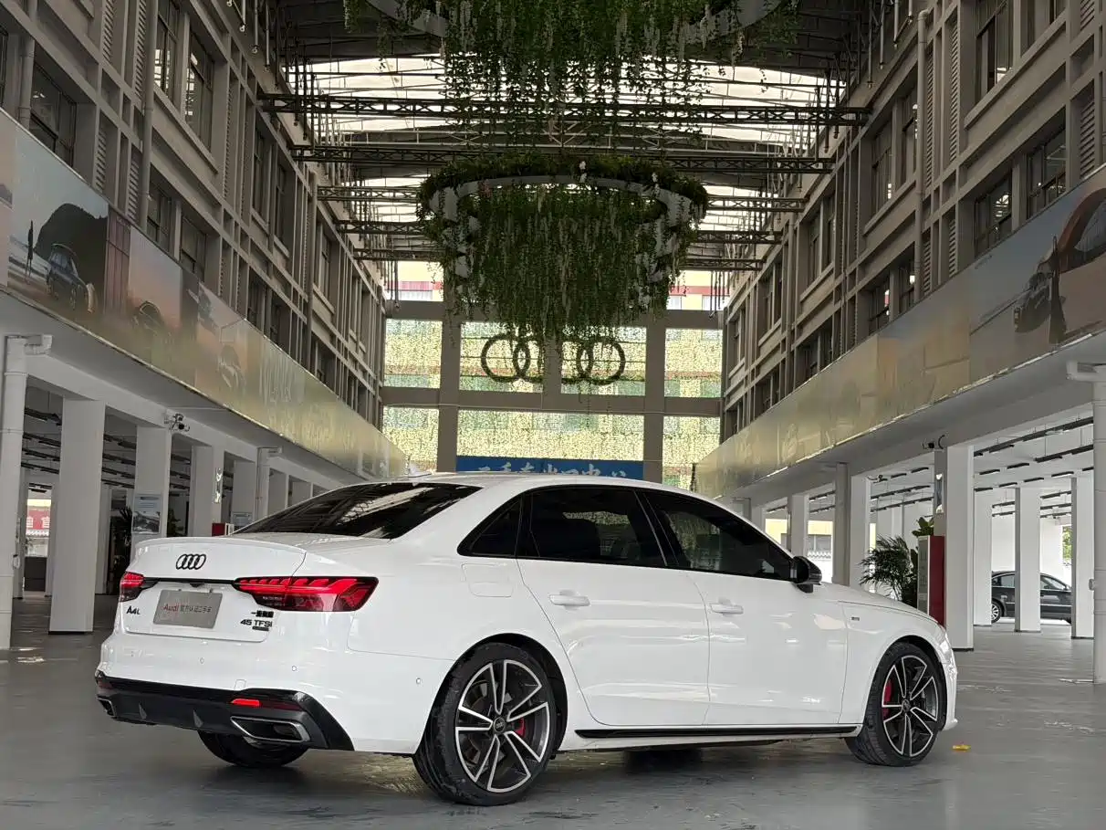 Фото 8 - Audi A4L