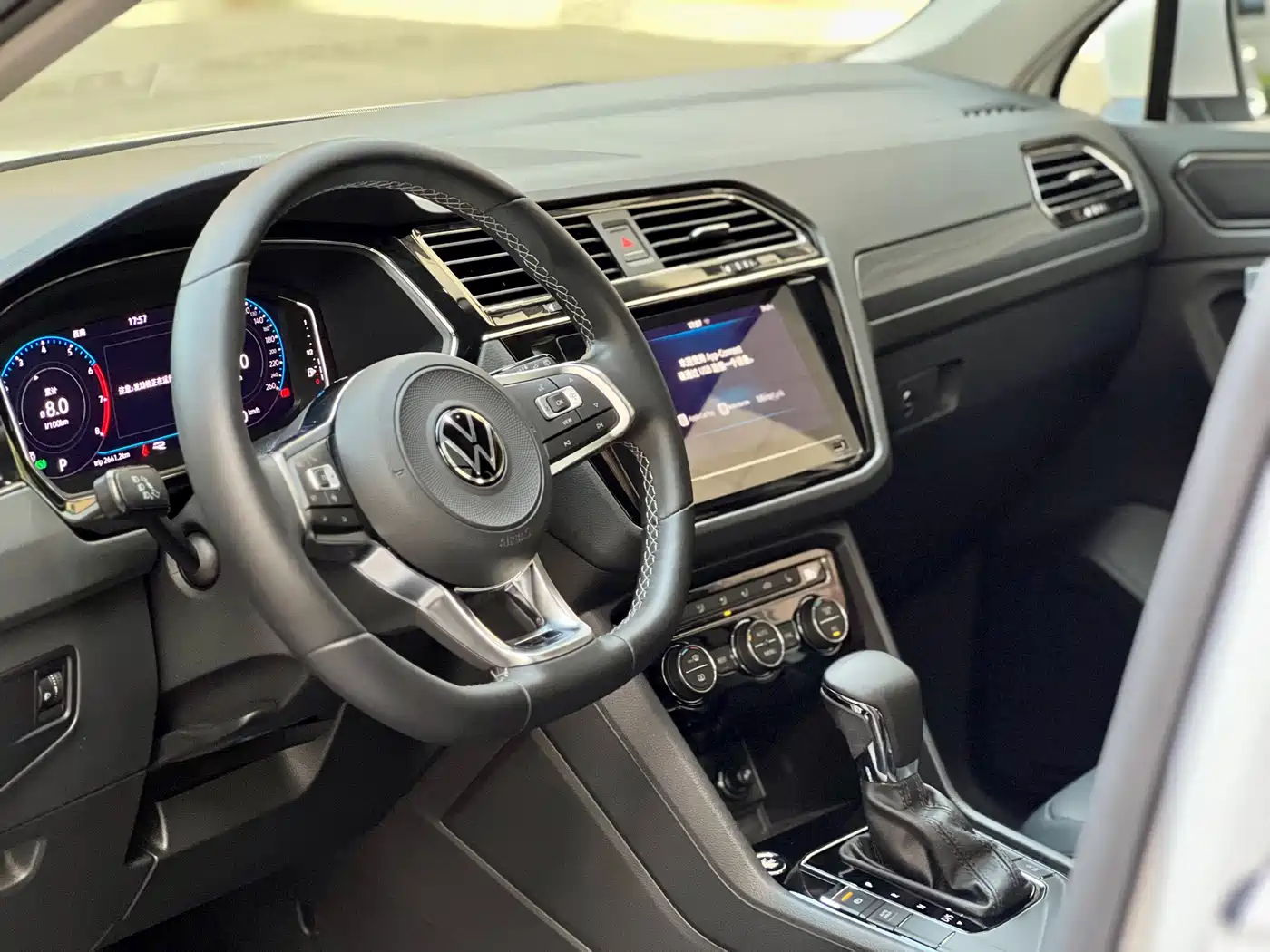 Volkswagen Tiguan L 2021 330TSI Automatic 2WD R-Line Premium фото 16