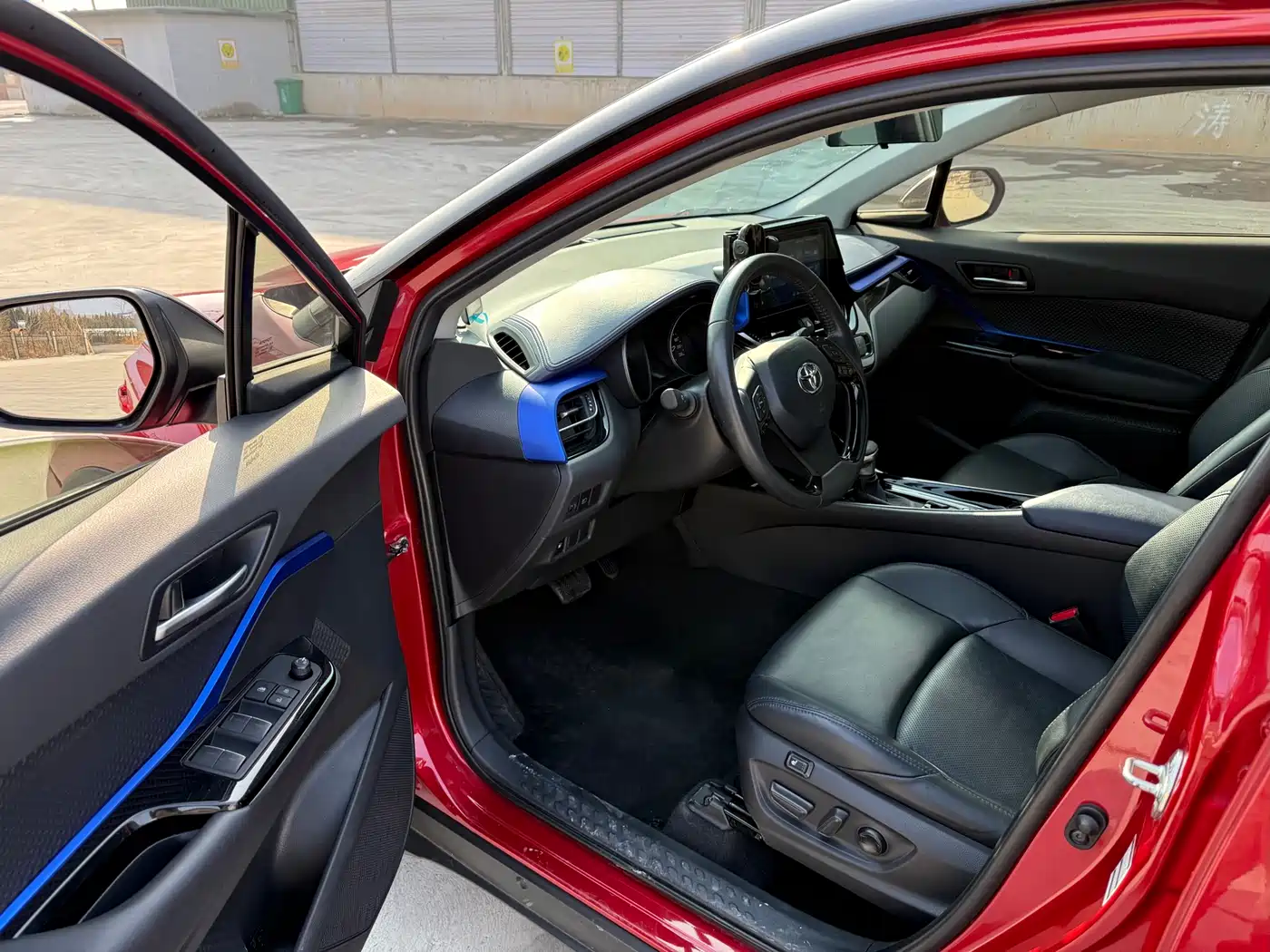 Toyota C-HR 2021 2.0L Luxury Edition фото 11