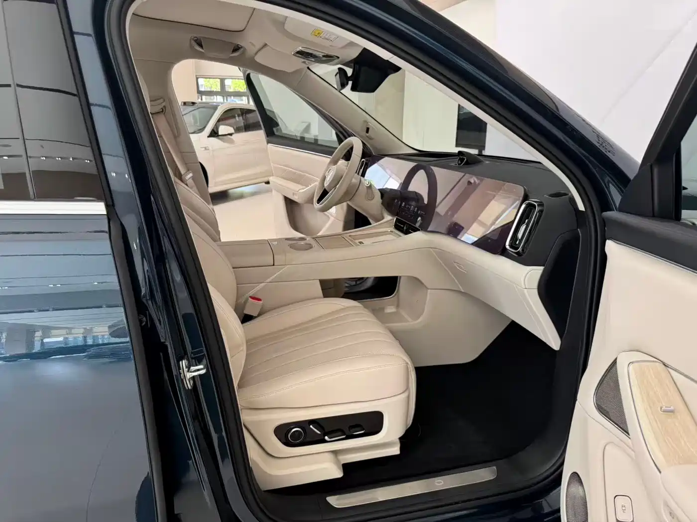 AITO Wenjie AITO M8 2025 Model Extended Range Max+ Edition 53.4kWh 6-Seater фото 10