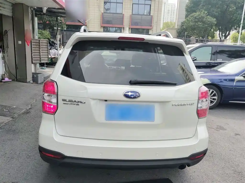 Subaru Forester 2015 2.0i Special Commemorative Edition фото 4