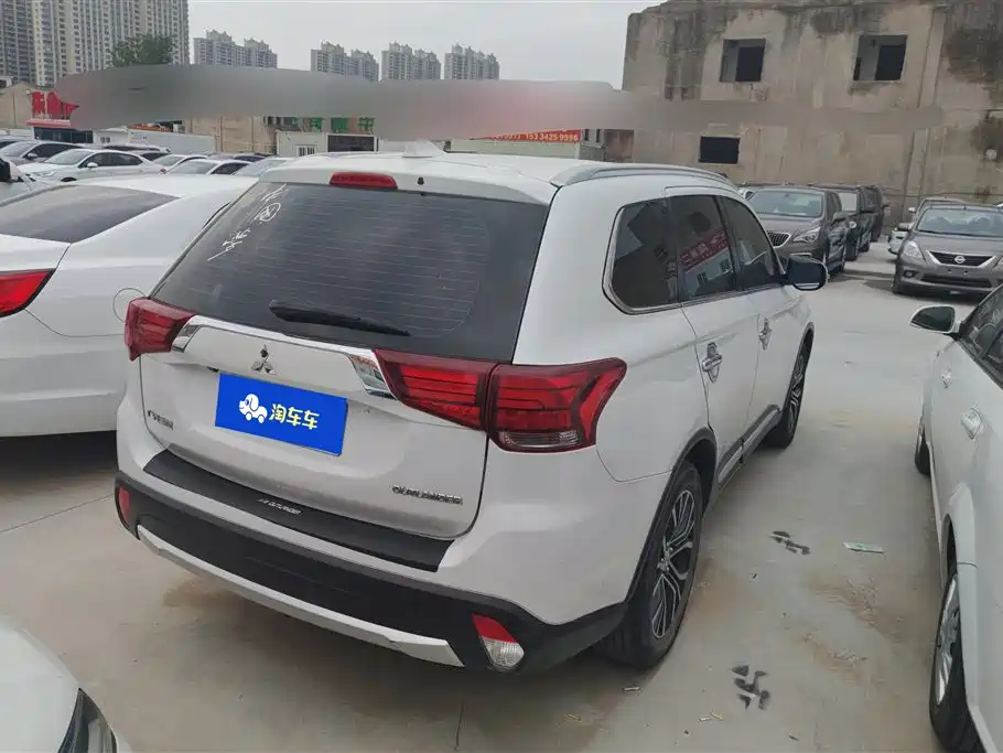 Mitsubishi Outlander 2018 2.0L 2WD Jiale Edition 7-seater фото 3