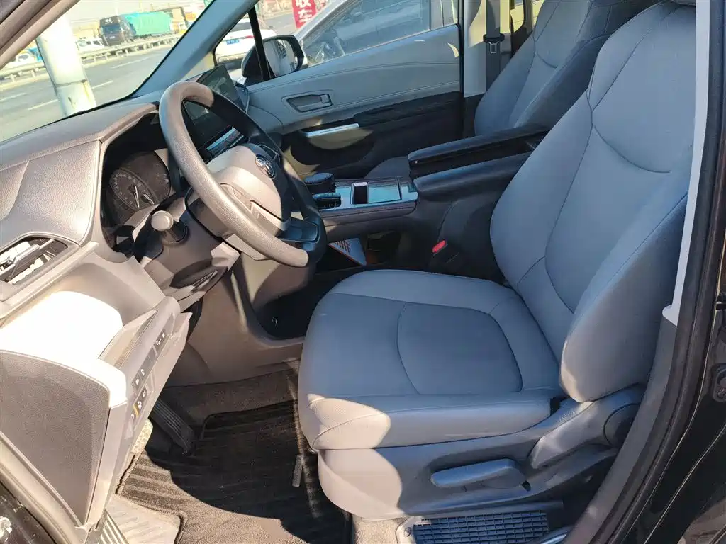 Toyota Granvia 2023 2.5L Hybrid Luxury Edition фото 7