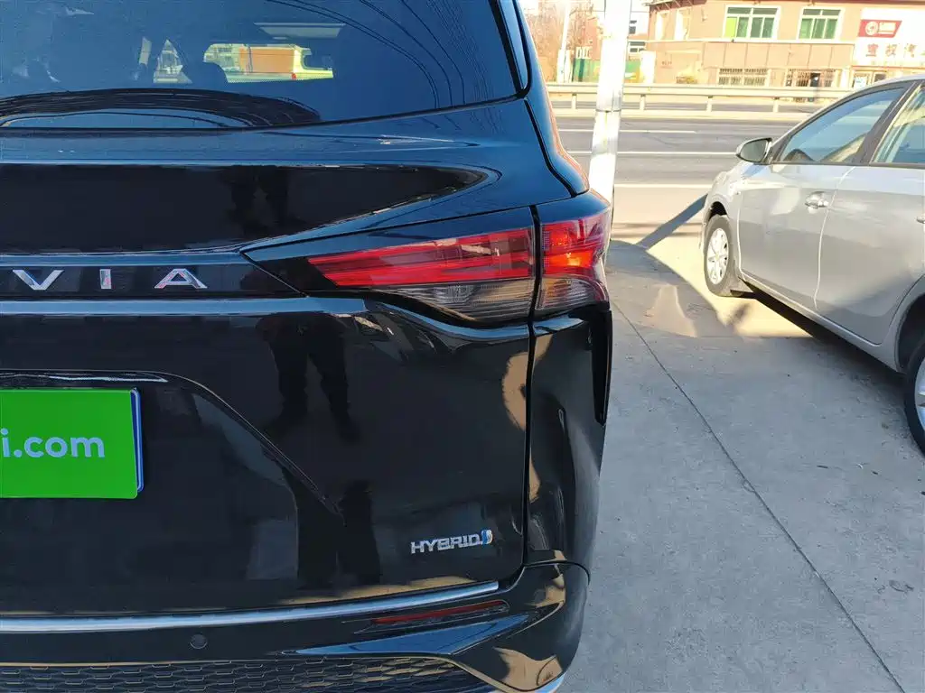 Toyota Granvia 2023 2.5L Hybrid Luxury Edition фото 24