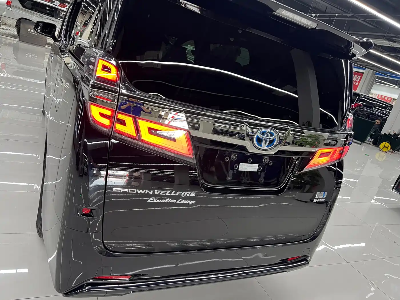 Toyota Vellfire 2021 Crown Hybrid 2.5L HV Premium Edition фото 7