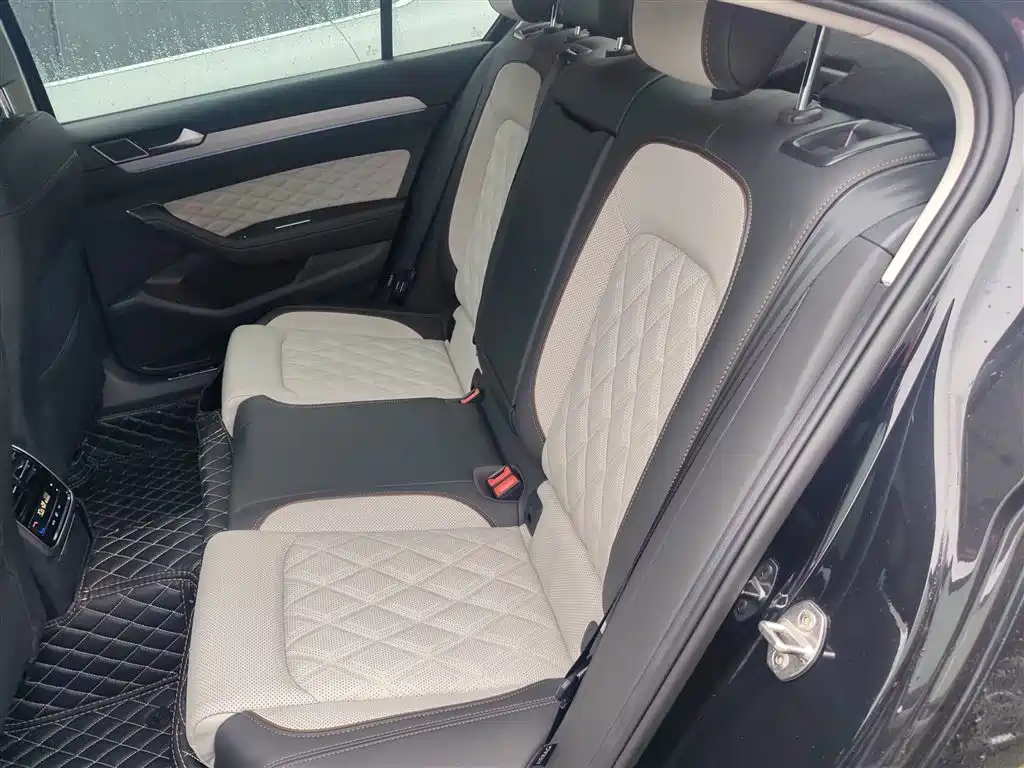 Volkswagen Magotan 2023 Model 2 Million Commemorative Edition 330TSI DSG Luxury фото 17