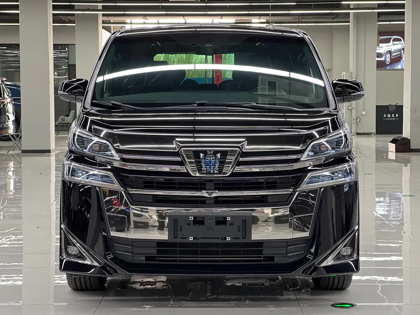 Toyota Vellfire 2021 Crown Hybrid 2.5L HV Premium Edition фото 2