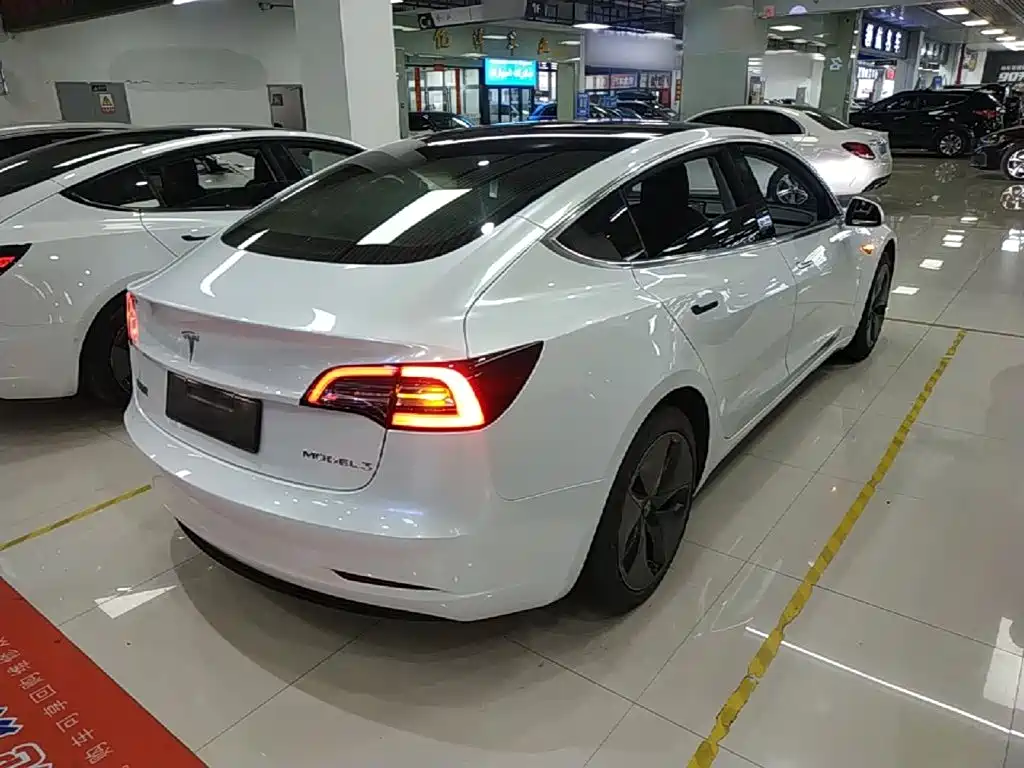 Фото 7 - Tesla Model 3