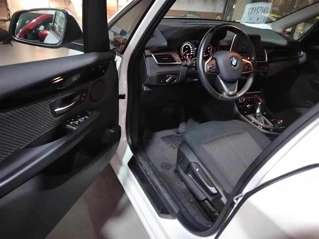 BMW 2 Series Touring 2018 218i Sport Line фото 13