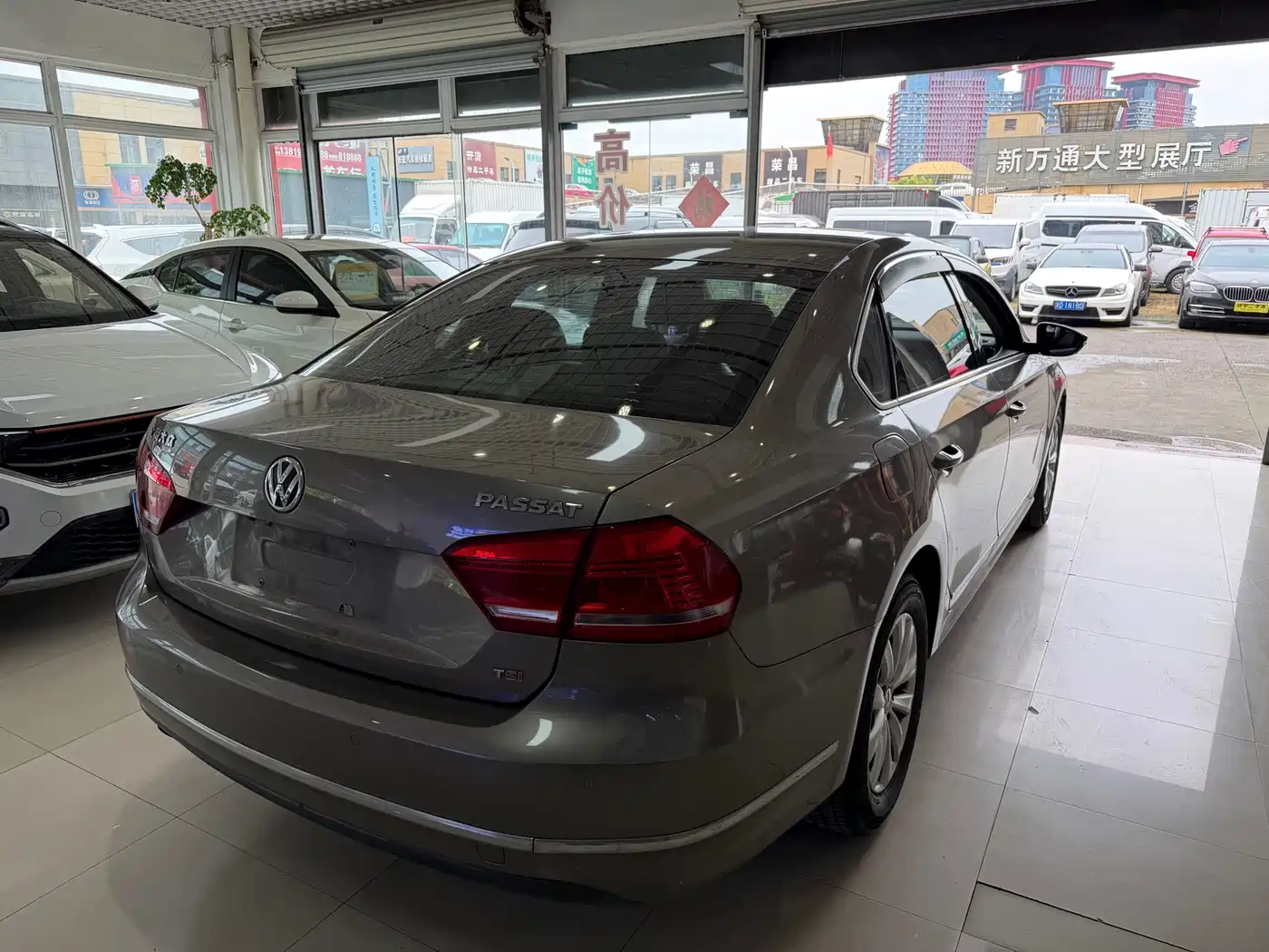 Volkswagen Passat 2014 1.8TSI DSG Luxury Edition фото 4