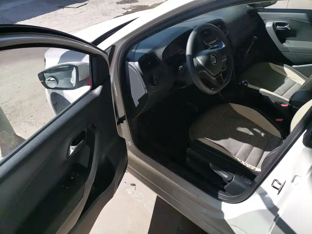 Volkswagen Polo 2016 1.4L Manual Trend фото 16