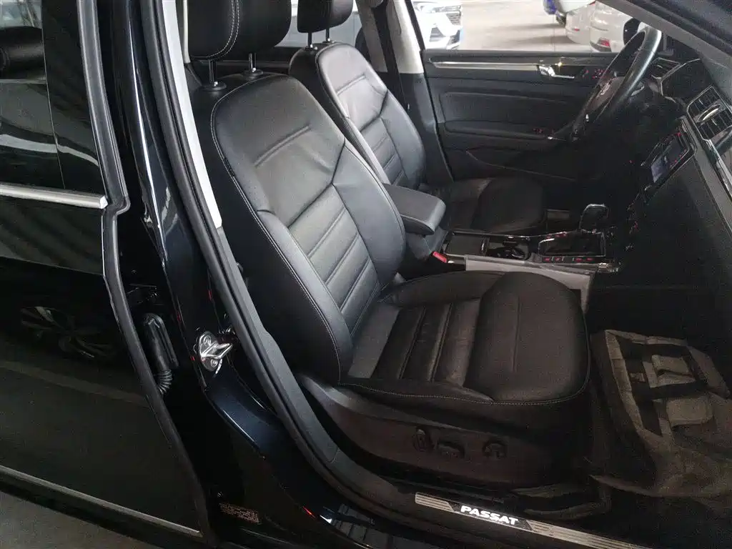 Volkswagen Passat 2017 330TSI DSG Luxury фото 24