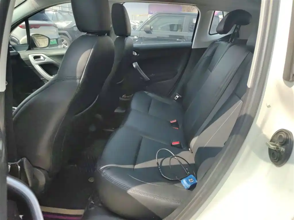 Peugeot 2008 2014 1.6L Automatic Fashion Edition фото 13
