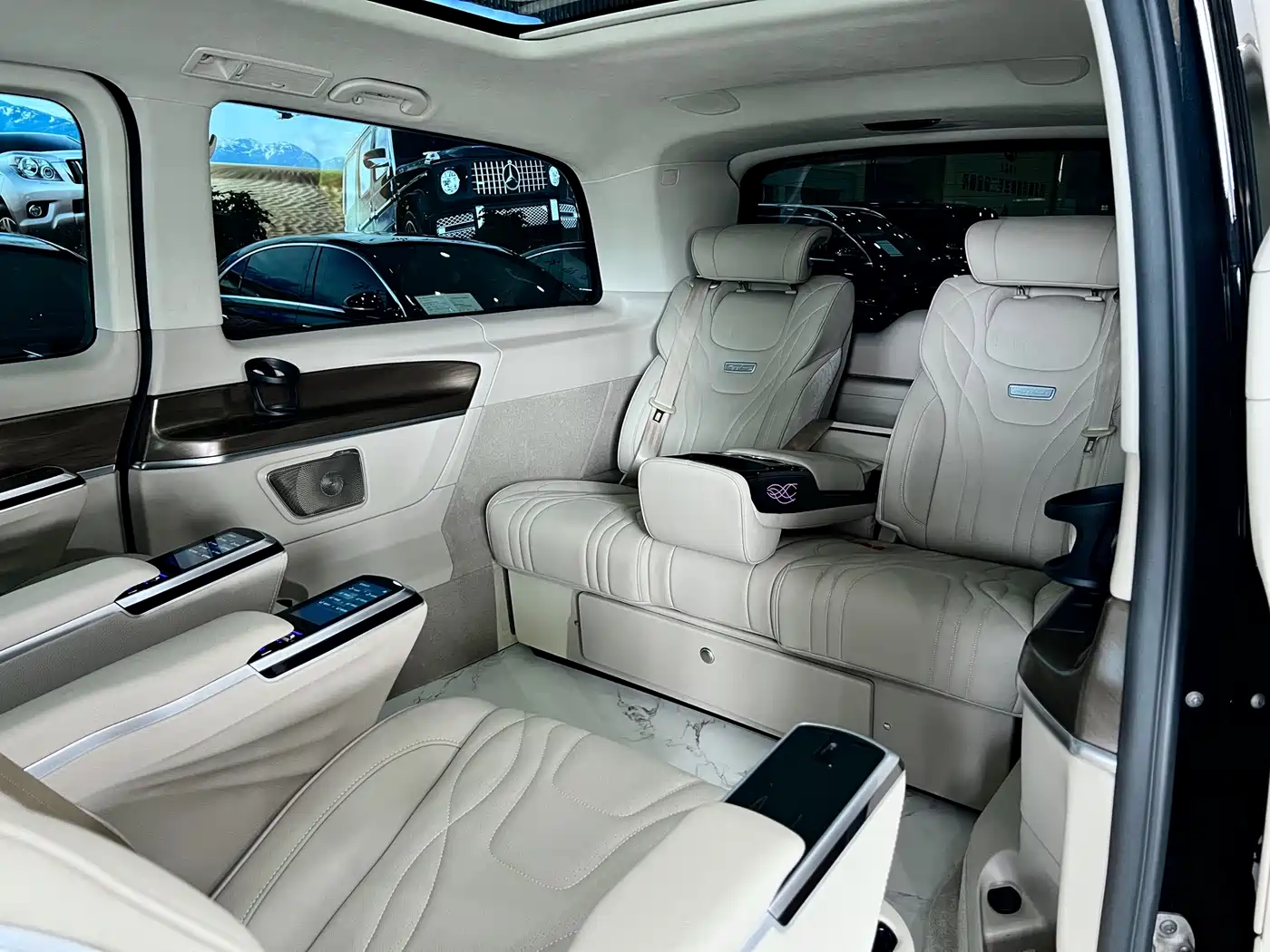 Mercedes-Benz V-Class 2022 V 260 L Long Wheelbase Luxury Edition фото 13