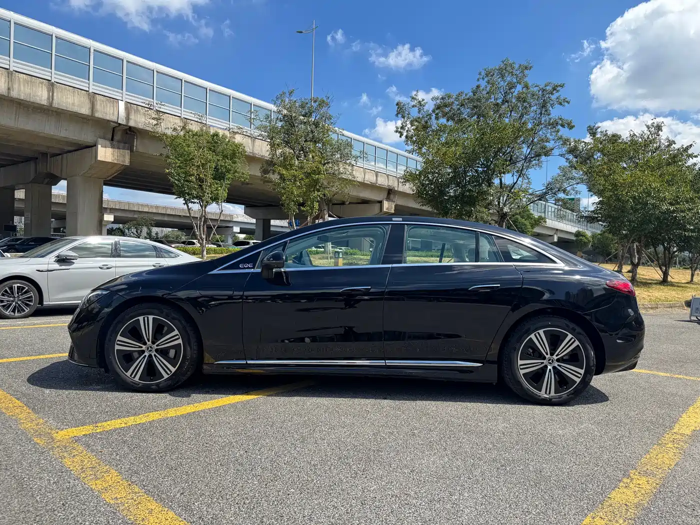 Mercedes-Benz EQE 2025 2025 Model 500 4MATIC Luxury Edition